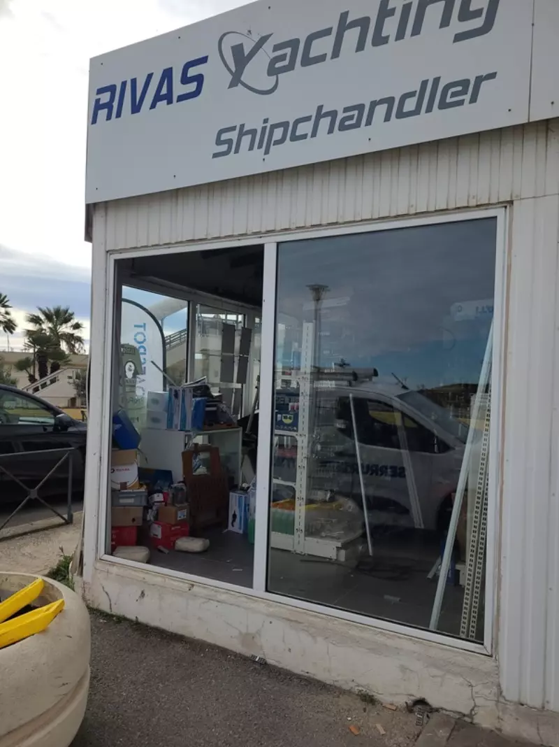 Devanture de commerce vitrée